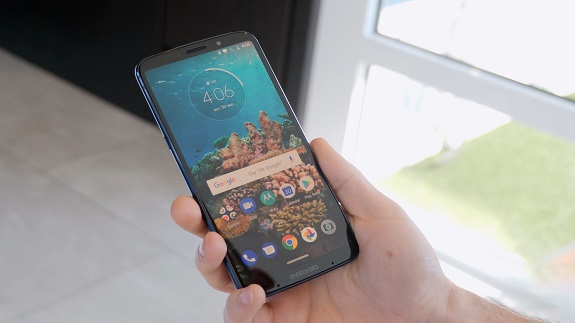 Announcement of a beautiful and thin smartphone Moto Z3 Play