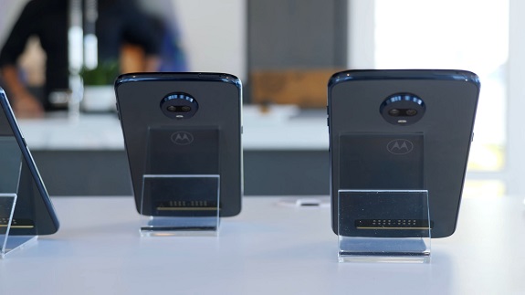 Announcement of a beautiful and thin smartphone Moto Z3 Play